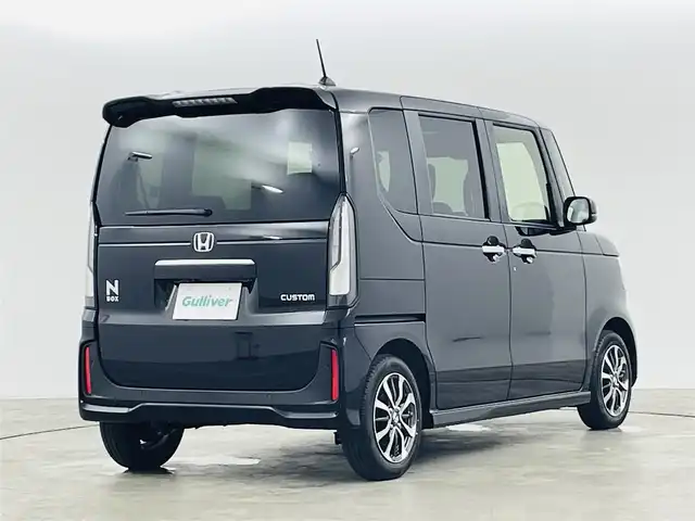 ホンダ Ｎ ＢＯＸ カスタム 福島県 2025(令7)年 0.1万km クリスタルブラックパール ホンダセンシング　/・衝突軽減ブレーキ（CMBS）/・先行車発進お知らせ機能/・歩行者事故低減ステアリング/・路外逸脱抑制機能/・標識認識機能/・渋滞追従機能付アダプティブクルーズコントロール（ACC）/・車線維持支援システム（LKAS）/・誤発進抑制機能/・後方誤発進抑制機能/・近距離衝突軽減ブレーキ/・急アクセル抑制機能/・パーキングセンサーシステム/・オートハイビーム/両側パワースライドドア　/シーヒーター　/電子パーキング　/・ブレーキホールド　/オートライト　/・ＬＥＤライト　/ヘッドライトレベライザー　/プッシュスタート　/・スマートキー　/ステアリングスイッチ/・革巻きステアリング/・チルトステアリング/電動格納ミラー/・ベンチシート/保証書