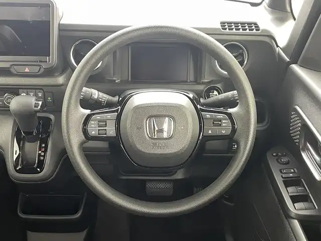 ホンダ Ｎ ＢＯＸ カスタム 福島県 2025(令7)年 0.1万km クリスタルブラックパール ホンダセンシング　/・衝突軽減ブレーキ（CMBS）/・先行車発進お知らせ機能/・歩行者事故低減ステアリング/・路外逸脱抑制機能/・標識認識機能/・渋滞追従機能付アダプティブクルーズコントロール（ACC）/・車線維持支援システム（LKAS）/・誤発進抑制機能/・後方誤発進抑制機能/・近距離衝突軽減ブレーキ/・急アクセル抑制機能/・パーキングセンサーシステム/・オートハイビーム/両側パワースライドドア　/シーヒーター　/電子パーキング　/・ブレーキホールド　/オートライト　/・ＬＥＤライト　/ヘッドライトレベライザー　/プッシュスタート　/・スマートキー　/ステアリングスイッチ/・革巻きステアリング/・チルトステアリング/電動格納ミラー/・ベンチシート/保証書