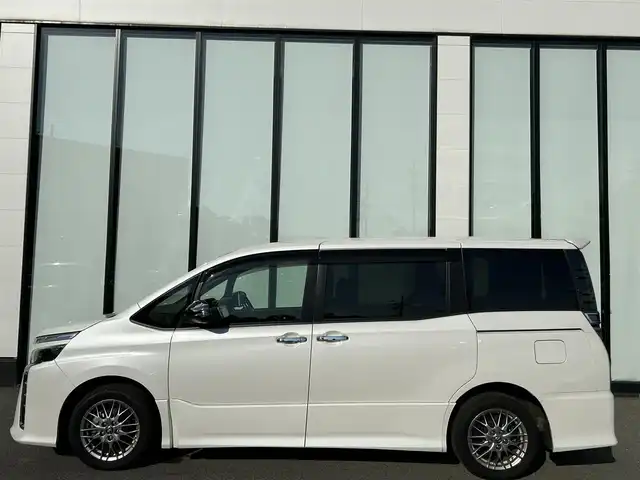 トヨタ ヴォクシー ハイブリッド ZS 煌Ⅱ 大阪府 2020(令2)年 6.3万km ホワイトパールクリスタルシャイン 純正１０インチナビ　/   フルセグＴＶ/CD/DVD/Bluetooth/USB　/バックモニター　/衝突軽減ブレーキ/リアコーナーセンサー/パーキングアシスト　/前席シートヒーター　/両側パワースライドドア/クルーズコントロール/レーンキープアシスト　/アイドリングストップ/オートマチックハイビーム　/前方ドライブレコーダー/純正16インチアルミホイール/プッシュスタート　/純正フロアマット/スマートキー　/ＥＴＣ　/ＬＥＤ