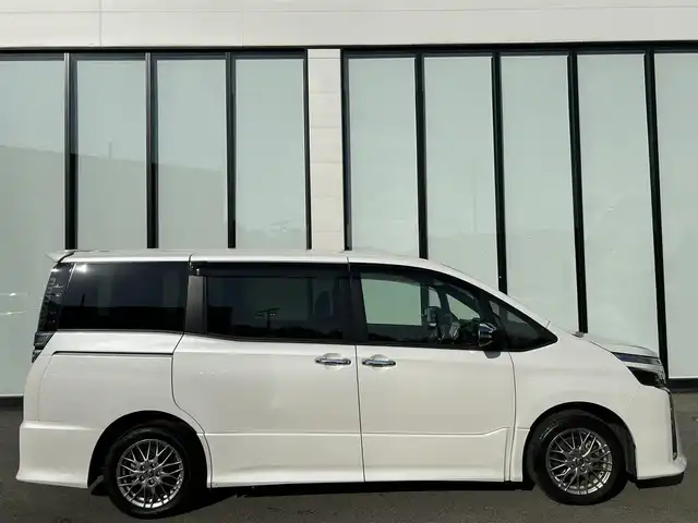 トヨタ ヴォクシー ハイブリッド ZS 煌Ⅱ 大阪府 2020(令2)年 6.3万km ホワイトパールクリスタルシャイン 純正１０インチナビ　/   フルセグＴＶ/CD/DVD/Bluetooth/USB　/バックモニター　/衝突軽減ブレーキ/リアコーナーセンサー/パーキングアシスト　/前席シートヒーター　/両側パワースライドドア/クルーズコントロール/レーンキープアシスト　/アイドリングストップ/オートマチックハイビーム　/前方ドライブレコーダー/純正16インチアルミホイール/プッシュスタート　/純正フロアマット/スマートキー　/ＥＴＣ　/ＬＥＤ