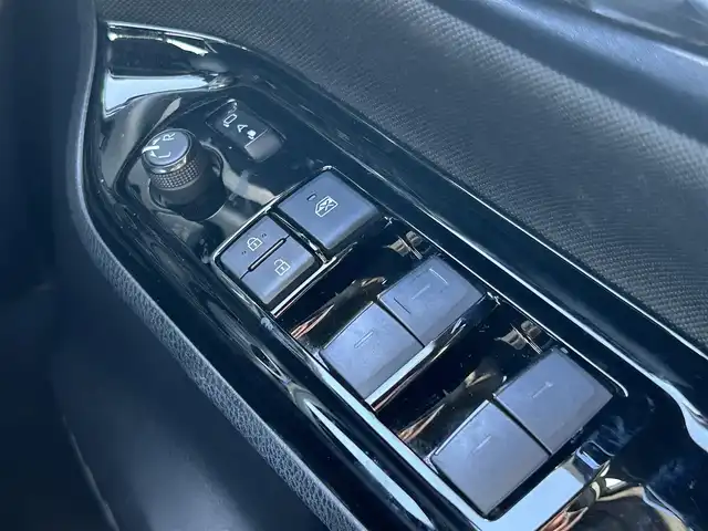 トヨタ ヴォクシー ハイブリッド ZS 煌Ⅱ 大阪府 2020(令2)年 6.3万km ホワイトパールクリスタルシャイン 純正１０インチナビ　/   フルセグＴＶ/CD/DVD/Bluetooth/USB　/バックモニター　/衝突軽減ブレーキ/リアコーナーセンサー/パーキングアシスト　/前席シートヒーター　/両側パワースライドドア/クルーズコントロール/レーンキープアシスト　/アイドリングストップ/オートマチックハイビーム　/前方ドライブレコーダー/純正16インチアルミホイール/プッシュスタート　/純正フロアマット/スマートキー　/ＥＴＣ　/ＬＥＤ