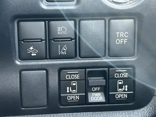 トヨタ ヴォクシー ハイブリッド ZS 煌Ⅱ 大阪府 2020(令2)年 6.3万km ホワイトパールクリスタルシャイン 純正１０インチナビ　/   フルセグＴＶ/CD/DVD/Bluetooth/USB　/バックモニター　/衝突軽減ブレーキ/リアコーナーセンサー/パーキングアシスト　/前席シートヒーター　/両側パワースライドドア/クルーズコントロール/レーンキープアシスト　/アイドリングストップ/オートマチックハイビーム　/前方ドライブレコーダー/純正16インチアルミホイール/プッシュスタート　/純正フロアマット/スマートキー　/ＥＴＣ　/ＬＥＤ