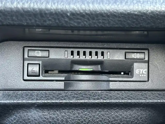 トヨタ ヴォクシー ハイブリッド ZS 煌Ⅱ 大阪府 2020(令2)年 6.3万km ホワイトパールクリスタルシャイン 純正１０インチナビ　/   フルセグＴＶ/CD/DVD/Bluetooth/USB　/バックモニター　/衝突軽減ブレーキ/リアコーナーセンサー/パーキングアシスト　/前席シートヒーター　/両側パワースライドドア/クルーズコントロール/レーンキープアシスト　/アイドリングストップ/オートマチックハイビーム　/前方ドライブレコーダー/純正16インチアルミホイール/プッシュスタート　/純正フロアマット/スマートキー　/ＥＴＣ　/ＬＥＤ