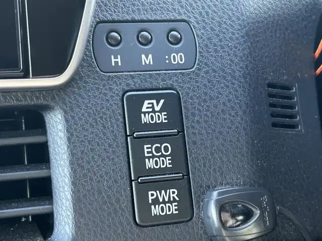 トヨタ ヴォクシー ハイブリッド ZS 煌Ⅱ 大阪府 2020(令2)年 6.3万km ホワイトパールクリスタルシャイン 純正１０インチナビ　/   フルセグＴＶ/CD/DVD/Bluetooth/USB　/バックモニター　/衝突軽減ブレーキ/リアコーナーセンサー/パーキングアシスト　/前席シートヒーター　/両側パワースライドドア/クルーズコントロール/レーンキープアシスト　/アイドリングストップ/オートマチックハイビーム　/前方ドライブレコーダー/純正16インチアルミホイール/プッシュスタート　/純正フロアマット/スマートキー　/ＥＴＣ　/ＬＥＤ