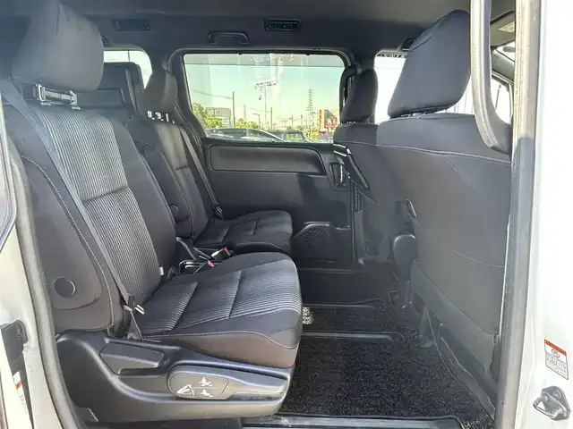 トヨタ ヴォクシー ハイブリッド ZS 煌Ⅱ 大阪府 2020(令2)年 6.3万km ホワイトパールクリスタルシャイン 純正１０インチナビ　/   フルセグＴＶ/CD/DVD/Bluetooth/USB　/バックモニター　/衝突軽減ブレーキ/リアコーナーセンサー/パーキングアシスト　/前席シートヒーター　/両側パワースライドドア/クルーズコントロール/レーンキープアシスト　/アイドリングストップ/オートマチックハイビーム　/前方ドライブレコーダー/純正16インチアルミホイール/プッシュスタート　/純正フロアマット/スマートキー　/ＥＴＣ　/ＬＥＤ