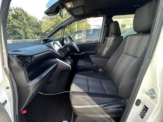 トヨタ ヴォクシー ハイブリッド ZS 煌Ⅱ 大阪府 2020(令2)年 6.3万km ホワイトパールクリスタルシャイン 純正１０インチナビ　/   フルセグＴＶ/CD/DVD/Bluetooth/USB　/バックモニター　/衝突軽減ブレーキ/リアコーナーセンサー/パーキングアシスト　/前席シートヒーター　/両側パワースライドドア/クルーズコントロール/レーンキープアシスト　/アイドリングストップ/オートマチックハイビーム　/前方ドライブレコーダー/純正16インチアルミホイール/プッシュスタート　/純正フロアマット/スマートキー　/ＥＴＣ　/ＬＥＤ