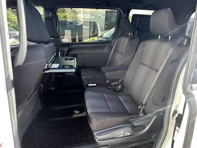 トヨタ ヴォクシー ハイブリッド ZS 煌Ⅱ 大阪府 2020(令2)年 6.3万km ホワイトパールクリスタルシャイン 純正１０インチナビ　/   フルセグＴＶ/CD/DVD/Bluetooth/USB　/バックモニター　/衝突軽減ブレーキ/リアコーナーセンサー/パーキングアシスト　/前席シートヒーター　/両側パワースライドドア/クルーズコントロール/レーンキープアシスト　/アイドリングストップ/オートマチックハイビーム　/前方ドライブレコーダー/純正16インチアルミホイール/プッシュスタート　/純正フロアマット/スマートキー　/ＥＴＣ　/ＬＥＤ