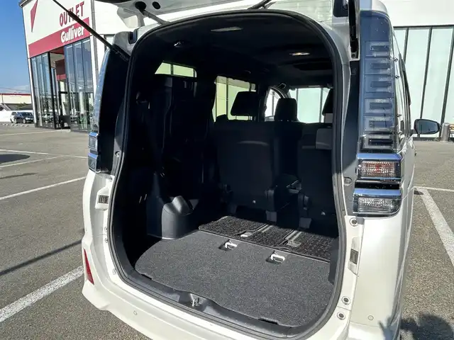 トヨタ ヴォクシー ハイブリッド ZS 煌Ⅱ 大阪府 2020(令2)年 6.3万km ホワイトパールクリスタルシャイン 純正１０インチナビ　/   フルセグＴＶ/CD/DVD/Bluetooth/USB　/バックモニター　/衝突軽減ブレーキ/リアコーナーセンサー/パーキングアシスト　/前席シートヒーター　/両側パワースライドドア/クルーズコントロール/レーンキープアシスト　/アイドリングストップ/オートマチックハイビーム　/前方ドライブレコーダー/純正16インチアルミホイール/プッシュスタート　/純正フロアマット/スマートキー　/ＥＴＣ　/ＬＥＤ