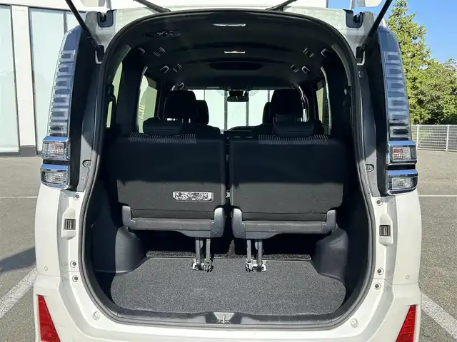 トヨタ ヴォクシー ハイブリッド ZS 煌Ⅱ 大阪府 2020(令2)年 6.3万km ホワイトパールクリスタルシャイン 純正１０インチナビ　/   フルセグＴＶ/CD/DVD/Bluetooth/USB　/バックモニター　/衝突軽減ブレーキ/リアコーナーセンサー/パーキングアシスト　/前席シートヒーター　/両側パワースライドドア/クルーズコントロール/レーンキープアシスト　/アイドリングストップ/オートマチックハイビーム　/前方ドライブレコーダー/純正16インチアルミホイール/プッシュスタート　/純正フロアマット/スマートキー　/ＥＴＣ　/ＬＥＤ