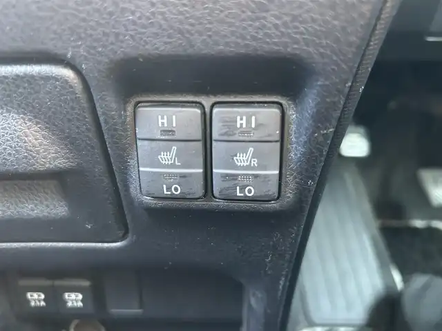 トヨタ ヴォクシー ハイブリッド ZS 煌Ⅱ 大阪府 2020(令2)年 6.3万km ホワイトパールクリスタルシャイン 純正１０インチナビ　/   フルセグＴＶ/CD/DVD/Bluetooth/USB　/バックモニター　/衝突軽減ブレーキ/リアコーナーセンサー/パーキングアシスト　/前席シートヒーター　/両側パワースライドドア/クルーズコントロール/レーンキープアシスト　/アイドリングストップ/オートマチックハイビーム　/前方ドライブレコーダー/純正16インチアルミホイール/プッシュスタート　/純正フロアマット/スマートキー　/ＥＴＣ　/ＬＥＤ