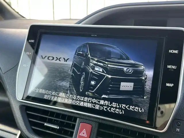 トヨタ ヴォクシー ハイブリッド ZS 煌Ⅱ 大阪府 2020(令2)年 6.3万km ホワイトパールクリスタルシャイン 純正１０インチナビ　/   フルセグＴＶ/CD/DVD/Bluetooth/USB　/バックモニター　/衝突軽減ブレーキ/リアコーナーセンサー/パーキングアシスト　/前席シートヒーター　/両側パワースライドドア/クルーズコントロール/レーンキープアシスト　/アイドリングストップ/オートマチックハイビーム　/前方ドライブレコーダー/純正16インチアルミホイール/プッシュスタート　/純正フロアマット/スマートキー　/ＥＴＣ　/ＬＥＤ