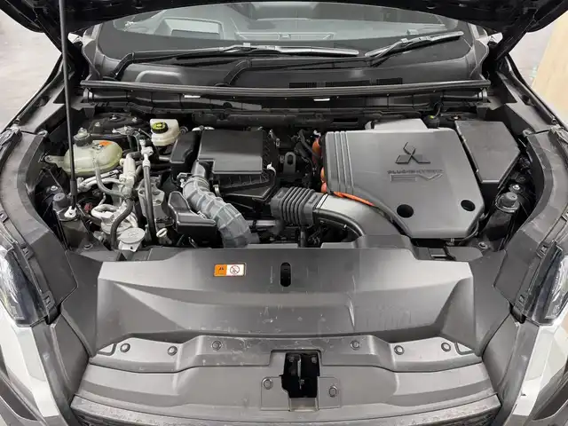 三菱 アウトランダー ＰＨＥＶ P 三重県 2022(令4)年 4.3万km アメジストブラック PHEV:プラグインハイブリッド/4WD/MTモード付CVT/9インチナビ/（AM/FM/TV/USB/iPod/Bluetooth/CarPlay/AndroidAuto）/マルチアラウンドモニター（移動物検知機能付）/BOSEプレミアムサウンドシステム（9スピーカー）/ビルトイン ETC2.0/e-Assist/・衝突被害軽減ブレーキ（FCM）/・踏み間違い衝突防止アシスト（EAPM）/・車線逸脱警報（LDW）＆逸脱防止支援（LDP）/・ふらつき警報（DAA）/・前方衝突予測警報（PFCW）/・MI-PILOT（レーダークルコン）/・標識認識システム（TSR）/・後側方衝突被害防止支援システム（ABSA）/・後側方車両検知警報（レーンチェンジアシスト機能付）（BSW/LCA）/・後退時車両検知警報（RCTA）/●パーキングセンサー/●ヒルディセントコントロール/など/装備/・本革シート（ブラック×サドルタン）/・シートヒーター（D/N/2nd左右）/・10wayメモリーパワーシート（D/N）/・HUD/・パワーバックドア/・左右後席独立オートエアコン/・100V AC電源（1500W）/・V2H用 DC電源（10kW）/・アダプティブLEDヘッドライト（ALH）/・ワイヤレス充電器/・保/取/ナビ取/充電ケーブル/・スマートキーx2/など