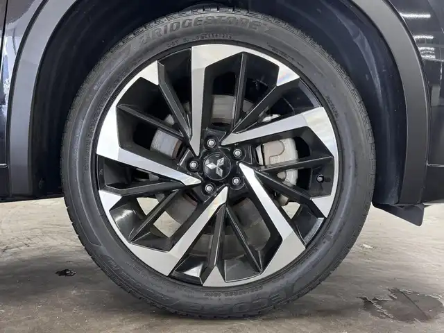 三菱 アウトランダー ＰＨＥＶ P 三重県 2022(令4)年 4.3万km アメジストブラック PHEV:プラグインハイブリッド/4WD/MTモード付CVT/9インチナビ/（AM/FM/TV/USB/iPod/Bluetooth/CarPlay/AndroidAuto）/マルチアラウンドモニター（移動物検知機能付）/BOSEプレミアムサウンドシステム（9スピーカー）/ビルトイン ETC2.0/e-Assist/・衝突被害軽減ブレーキ（FCM）/・踏み間違い衝突防止アシスト（EAPM）/・車線逸脱警報（LDW）＆逸脱防止支援（LDP）/・ふらつき警報（DAA）/・前方衝突予測警報（PFCW）/・MI-PILOT（レーダークルコン）/・標識認識システム（TSR）/・後側方衝突被害防止支援システム（ABSA）/・後側方車両検知警報（レーンチェンジアシスト機能付）（BSW/LCA）/・後退時車両検知警報（RCTA）/●パーキングセンサー/●ヒルディセントコントロール/など/装備/・本革シート（ブラック×サドルタン）/・シートヒーター（D/N/2nd左右）/・10wayメモリーパワーシート（D/N）/・HUD/・パワーバックドア/・左右後席独立オートエアコン/・100V AC電源（1500W）/・V2H用 DC電源（10kW）/・アダプティブLEDヘッドライト（ALH）/・ワイヤレス充電器/・保/取/ナビ取/充電ケーブル/・スマートキーx2/など