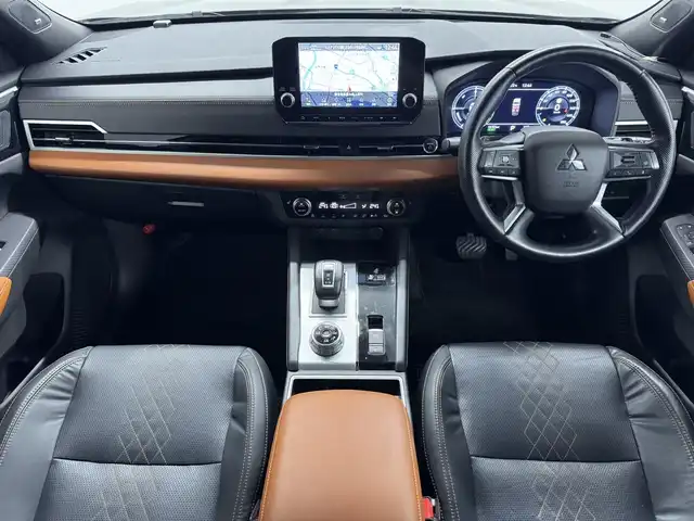 三菱 アウトランダー ＰＨＥＶ P 三重県 2022(令4)年 4.3万km アメジストブラック PHEV:プラグインハイブリッド/4WD/MTモード付CVT/9インチナビ/（AM/FM/TV/USB/iPod/Bluetooth/CarPlay/AndroidAuto）/マルチアラウンドモニター（移動物検知機能付）/BOSEプレミアムサウンドシステム（9スピーカー）/ビルトイン ETC2.0/e-Assist/・衝突被害軽減ブレーキ（FCM）/・踏み間違い衝突防止アシスト（EAPM）/・車線逸脱警報（LDW）＆逸脱防止支援（LDP）/・ふらつき警報（DAA）/・前方衝突予測警報（PFCW）/・MI-PILOT（レーダークルコン）/・標識認識システム（TSR）/・後側方衝突被害防止支援システム（ABSA）/・後側方車両検知警報（レーンチェンジアシスト機能付）（BSW/LCA）/・後退時車両検知警報（RCTA）/●パーキングセンサー/●ヒルディセントコントロール/など/装備/・本革シート（ブラック×サドルタン）/・シートヒーター（D/N/2nd左右）/・10wayメモリーパワーシート（D/N）/・HUD/・パワーバックドア/・左右後席独立オートエアコン/・100V AC電源（1500W）/・V2H用 DC電源（10kW）/・アダプティブLEDヘッドライト（ALH）/・ワイヤレス充電器/・保/取/ナビ取/充電ケーブル/・スマートキーx2/など