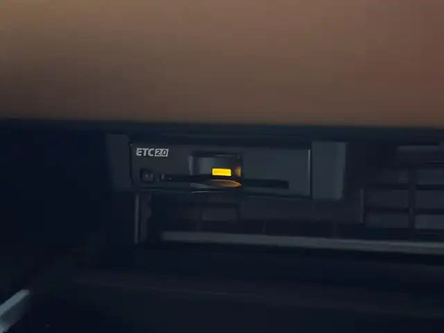 三菱 アウトランダー ＰＨＥＶ P 三重県 2022(令4)年 4.3万km アメジストブラック PHEV:プラグインハイブリッド/4WD/MTモード付CVT/9インチナビ/（AM/FM/TV/USB/iPod/Bluetooth/CarPlay/AndroidAuto）/マルチアラウンドモニター（移動物検知機能付）/BOSEプレミアムサウンドシステム（9スピーカー）/ビルトイン ETC2.0/e-Assist/・衝突被害軽減ブレーキ（FCM）/・踏み間違い衝突防止アシスト（EAPM）/・車線逸脱警報（LDW）＆逸脱防止支援（LDP）/・ふらつき警報（DAA）/・前方衝突予測警報（PFCW）/・MI-PILOT（レーダークルコン）/・標識認識システム（TSR）/・後側方衝突被害防止支援システム（ABSA）/・後側方車両検知警報（レーンチェンジアシスト機能付）（BSW/LCA）/・後退時車両検知警報（RCTA）/●パーキングセンサー/●ヒルディセントコントロール/など/装備/・本革シート（ブラック×サドルタン）/・シートヒーター（D/N/2nd左右）/・10wayメモリーパワーシート（D/N）/・HUD/・パワーバックドア/・左右後席独立オートエアコン/・100V AC電源（1500W）/・V2H用 DC電源（10kW）/・アダプティブLEDヘッドライト（ALH）/・ワイヤレス充電器/・保/取/ナビ取/充電ケーブル/・スマートキーx2/など