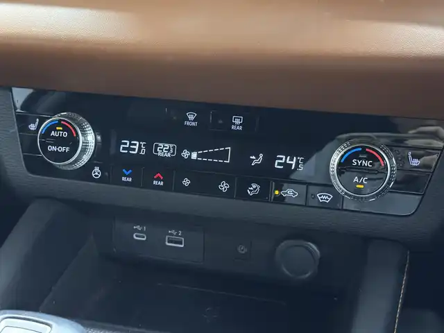 三菱 アウトランダー ＰＨＥＶ P 三重県 2022(令4)年 4.3万km アメジストブラック PHEV:プラグインハイブリッド/4WD/MTモード付CVT/9インチナビ/（AM/FM/TV/USB/iPod/Bluetooth/CarPlay/AndroidAuto）/マルチアラウンドモニター（移動物検知機能付）/BOSEプレミアムサウンドシステム（9スピーカー）/ビルトイン ETC2.0/e-Assist/・衝突被害軽減ブレーキ（FCM）/・踏み間違い衝突防止アシスト（EAPM）/・車線逸脱警報（LDW）＆逸脱防止支援（LDP）/・ふらつき警報（DAA）/・前方衝突予測警報（PFCW）/・MI-PILOT（レーダークルコン）/・標識認識システム（TSR）/・後側方衝突被害防止支援システム（ABSA）/・後側方車両検知警報（レーンチェンジアシスト機能付）（BSW/LCA）/・後退時車両検知警報（RCTA）/●パーキングセンサー/●ヒルディセントコントロール/など/装備/・本革シート（ブラック×サドルタン）/・シートヒーター（D/N/2nd左右）/・10wayメモリーパワーシート（D/N）/・HUD/・パワーバックドア/・左右後席独立オートエアコン/・100V AC電源（1500W）/・V2H用 DC電源（10kW）/・アダプティブLEDヘッドライト（ALH）/・ワイヤレス充電器/・保/取/ナビ取/充電ケーブル/・スマートキーx2/など