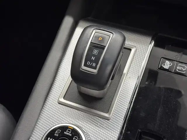 三菱 アウトランダー ＰＨＥＶ P 三重県 2022(令4)年 4.3万km アメジストブラック PHEV:プラグインハイブリッド/4WD/MTモード付CVT/9インチナビ/（AM/FM/TV/USB/iPod/Bluetooth/CarPlay/AndroidAuto）/マルチアラウンドモニター（移動物検知機能付）/BOSEプレミアムサウンドシステム（9スピーカー）/ビルトイン ETC2.0/e-Assist/・衝突被害軽減ブレーキ（FCM）/・踏み間違い衝突防止アシスト（EAPM）/・車線逸脱警報（LDW）＆逸脱防止支援（LDP）/・ふらつき警報（DAA）/・前方衝突予測警報（PFCW）/・MI-PILOT（レーダークルコン）/・標識認識システム（TSR）/・後側方衝突被害防止支援システム（ABSA）/・後側方車両検知警報（レーンチェンジアシスト機能付）（BSW/LCA）/・後退時車両検知警報（RCTA）/●パーキングセンサー/●ヒルディセントコントロール/など/装備/・本革シート（ブラック×サドルタン）/・シートヒーター（D/N/2nd左右）/・10wayメモリーパワーシート（D/N）/・HUD/・パワーバックドア/・左右後席独立オートエアコン/・100V AC電源（1500W）/・V2H用 DC電源（10kW）/・アダプティブLEDヘッドライト（ALH）/・ワイヤレス充電器/・保/取/ナビ取/充電ケーブル/・スマートキーx2/など