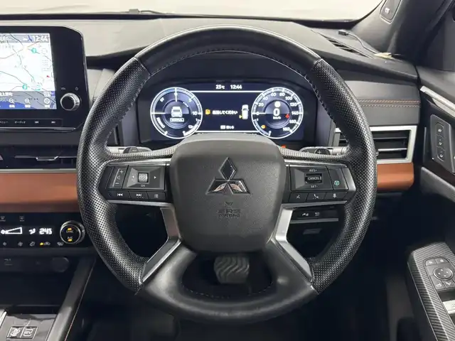 三菱 アウトランダー ＰＨＥＶ P 三重県 2022(令4)年 4.3万km アメジストブラック PHEV:プラグインハイブリッド/4WD/MTモード付CVT/9インチナビ/（AM/FM/TV/USB/iPod/Bluetooth/CarPlay/AndroidAuto）/マルチアラウンドモニター（移動物検知機能付）/BOSEプレミアムサウンドシステム（9スピーカー）/ビルトイン ETC2.0/e-Assist/・衝突被害軽減ブレーキ（FCM）/・踏み間違い衝突防止アシスト（EAPM）/・車線逸脱警報（LDW）＆逸脱防止支援（LDP）/・ふらつき警報（DAA）/・前方衝突予測警報（PFCW）/・MI-PILOT（レーダークルコン）/・標識認識システム（TSR）/・後側方衝突被害防止支援システム（ABSA）/・後側方車両検知警報（レーンチェンジアシスト機能付）（BSW/LCA）/・後退時車両検知警報（RCTA）/●パーキングセンサー/●ヒルディセントコントロール/など/装備/・本革シート（ブラック×サドルタン）/・シートヒーター（D/N/2nd左右）/・10wayメモリーパワーシート（D/N）/・HUD/・パワーバックドア/・左右後席独立オートエアコン/・100V AC電源（1500W）/・V2H用 DC電源（10kW）/・アダプティブLEDヘッドライト（ALH）/・ワイヤレス充電器/・保/取/ナビ取/充電ケーブル/・スマートキーx2/など