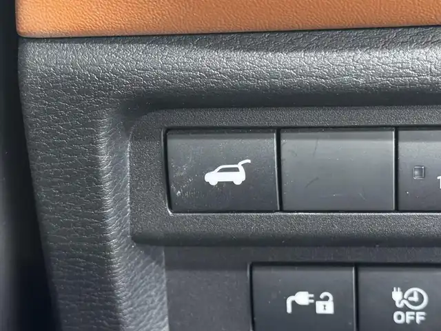 三菱 アウトランダー ＰＨＥＶ P 三重県 2022(令4)年 4.3万km アメジストブラック PHEV:プラグインハイブリッド/4WD/MTモード付CVT/9インチナビ/（AM/FM/TV/USB/iPod/Bluetooth/CarPlay/AndroidAuto）/マルチアラウンドモニター（移動物検知機能付）/BOSEプレミアムサウンドシステム（9スピーカー）/ビルトイン ETC2.0/e-Assist/・衝突被害軽減ブレーキ（FCM）/・踏み間違い衝突防止アシスト（EAPM）/・車線逸脱警報（LDW）＆逸脱防止支援（LDP）/・ふらつき警報（DAA）/・前方衝突予測警報（PFCW）/・MI-PILOT（レーダークルコン）/・標識認識システム（TSR）/・後側方衝突被害防止支援システム（ABSA）/・後側方車両検知警報（レーンチェンジアシスト機能付）（BSW/LCA）/・後退時車両検知警報（RCTA）/●パーキングセンサー/●ヒルディセントコントロール/など/装備/・本革シート（ブラック×サドルタン）/・シートヒーター（D/N/2nd左右）/・10wayメモリーパワーシート（D/N）/・HUD/・パワーバックドア/・左右後席独立オートエアコン/・100V AC電源（1500W）/・V2H用 DC電源（10kW）/・アダプティブLEDヘッドライト（ALH）/・ワイヤレス充電器/・保/取/ナビ取/充電ケーブル/・スマートキーx2/など