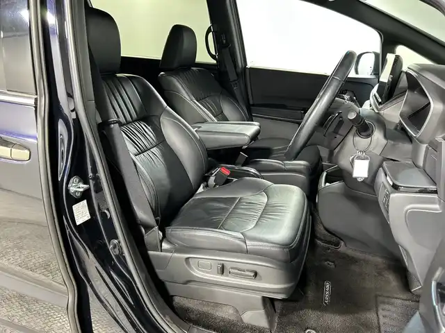 ホンダ オデッセイ ハイブリッド e:HEVアブソルート EXブラックED 神奈川県 2023(令5)年 3万km プレミアムヴィーナスブラックP 純正11.4型メモリーナビゲーション【LXM-247VFLi】/フルセグ　CD DVD　SD　USB　Bluetooth　HDMI　/マルチビューカメラ/両側電動スライドドア/パワーバックドア/ホンダセンシング/近距離衝突軽減ブレーキ/オートハイビーム/急アクセル抑制機能/衝突軽減ブレーキ/誤発進抑制機能/先行車発進お知らせ機能/アダブティブクルーズコントロール/レーンキープアシストシステム/LKAS車線維持支援システム/路外逸脱抑制機能/ブラインドスポットインフォメーション/踏み間違い衝突軽減システム/前後パーキングセンサー/革巻きステアリング/パドルシフト/本革シート/前席パワーシート/前席/後席左右シートヒーター/2列目電動オットマンシート/ECON/SPORT/ECO/EVモード/純正前後ドライブレコーダー/純正ビルトインETC/ワイヤレス充電/電動パーキングブレーキ/オートブレーキホールド/プッシュスタート/スマートキー/LEDヘッドランプ/LEDシーケンシャルターンランプ/オートライト/純正18インチアルミホイール