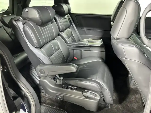 ホンダ オデッセイ ハイブリッド e:HEVアブソルート EXブラックED 神奈川県 2023(令5)年 3万km プレミアムヴィーナスブラックP 純正11.4型メモリーナビゲーション【LXM-247VFLi】/フルセグ　CD DVD　SD　USB　Bluetooth　HDMI　/マルチビューカメラ/両側電動スライドドア/パワーバックドア/ホンダセンシング/近距離衝突軽減ブレーキ/オートハイビーム/急アクセル抑制機能/衝突軽減ブレーキ/誤発進抑制機能/先行車発進お知らせ機能/アダブティブクルーズコントロール/レーンキープアシストシステム/LKAS車線維持支援システム/路外逸脱抑制機能/ブラインドスポットインフォメーション/踏み間違い衝突軽減システム/前後パーキングセンサー/革巻きステアリング/パドルシフト/本革シート/前席パワーシート/前席/後席左右シートヒーター/2列目電動オットマンシート/ECON/SPORT/ECO/EVモード/純正前後ドライブレコーダー/純正ビルトインETC/ワイヤレス充電/電動パーキングブレーキ/オートブレーキホールド/プッシュスタート/スマートキー/LEDヘッドランプ/LEDシーケンシャルターンランプ/オートライト/純正18インチアルミホイール