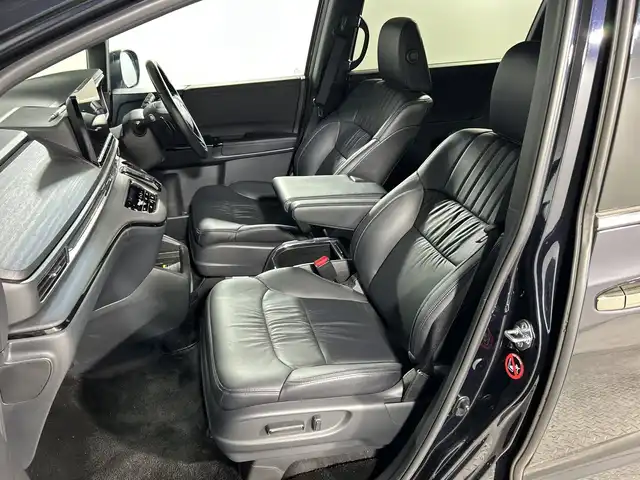 ホンダ オデッセイ ハイブリッド e:HEVアブソルート EXブラックED 神奈川県 2023(令5)年 3万km プレミアムヴィーナスブラックP 純正11.4型メモリーナビゲーション【LXM-247VFLi】/フルセグ　CD DVD　SD　USB　Bluetooth　HDMI　/マルチビューカメラ/両側電動スライドドア/パワーバックドア/ホンダセンシング/近距離衝突軽減ブレーキ/オートハイビーム/急アクセル抑制機能/衝突軽減ブレーキ/誤発進抑制機能/先行車発進お知らせ機能/アダブティブクルーズコントロール/レーンキープアシストシステム/LKAS車線維持支援システム/路外逸脱抑制機能/ブラインドスポットインフォメーション/踏み間違い衝突軽減システム/前後パーキングセンサー/革巻きステアリング/パドルシフト/本革シート/前席パワーシート/前席/後席左右シートヒーター/2列目電動オットマンシート/ECON/SPORT/ECO/EVモード/純正前後ドライブレコーダー/純正ビルトインETC/ワイヤレス充電/電動パーキングブレーキ/オートブレーキホールド/プッシュスタート/スマートキー/LEDヘッドランプ/LEDシーケンシャルターンランプ/オートライト/純正18インチアルミホイール