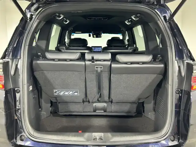 ホンダ オデッセイ ハイブリッド e:HEVアブソルート EXブラックED 神奈川県 2023(令5)年 3万km プレミアムヴィーナスブラックP 純正11.4型メモリーナビゲーション【LXM-247VFLi】/フルセグ　CD DVD　SD　USB　Bluetooth　HDMI　/マルチビューカメラ/両側電動スライドドア/パワーバックドア/ホンダセンシング/近距離衝突軽減ブレーキ/オートハイビーム/急アクセル抑制機能/衝突軽減ブレーキ/誤発進抑制機能/先行車発進お知らせ機能/アダブティブクルーズコントロール/レーンキープアシストシステム/LKAS車線維持支援システム/路外逸脱抑制機能/ブラインドスポットインフォメーション/踏み間違い衝突軽減システム/前後パーキングセンサー/革巻きステアリング/パドルシフト/本革シート/前席パワーシート/前席/後席左右シートヒーター/2列目電動オットマンシート/ECON/SPORT/ECO/EVモード/純正前後ドライブレコーダー/純正ビルトインETC/ワイヤレス充電/電動パーキングブレーキ/オートブレーキホールド/プッシュスタート/スマートキー/LEDヘッドランプ/LEDシーケンシャルターンランプ/オートライト/純正18インチアルミホイール