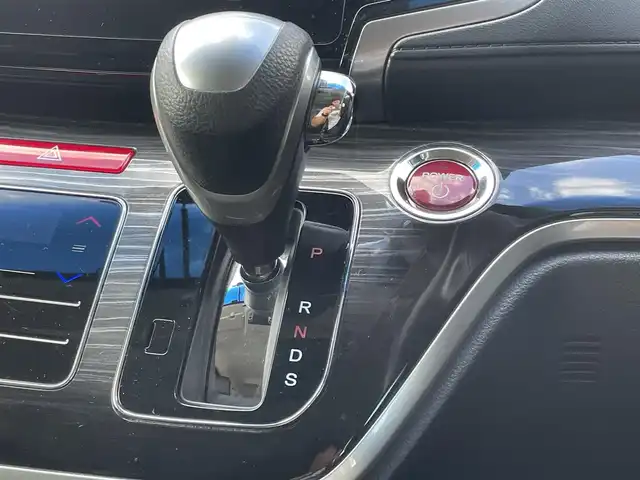 ホンダ オデッセイ ハイブリッド アブソルートセンシングアドバンP 東京都 2016(平28)年 4.9万km ホワイトオーキッドパール ホンダセンシング/衝突軽減ブレーキ/アダプティブクルーズコントロール/メーカーナビ/CD/DVD/BT/AM/FM/USB/HDMI/AppleCarplay/マルチビューモニター/両側パワースライドドア/運転席パワーシート（8ウェイ）/ハーフレザーシート/2列目サンシェード/ビルトインETC/LEDヘッドライト