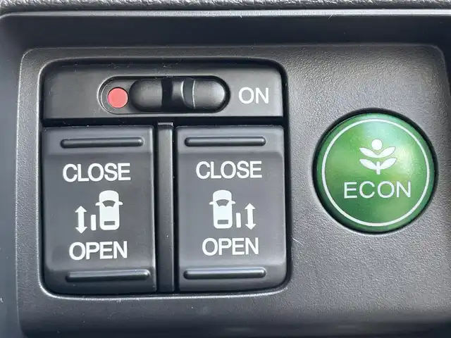 ホンダ オデッセイ ハイブリッド アブソルートセンシングアドバンP 東京都 2016(平28)年 4.9万km ホワイトオーキッドパール ホンダセンシング/衝突軽減ブレーキ/アダプティブクルーズコントロール/メーカーナビ/CD/DVD/BT/AM/FM/USB/HDMI/AppleCarplay/マルチビューモニター/両側パワースライドドア/運転席パワーシート（8ウェイ）/ハーフレザーシート/2列目サンシェード/ビルトインETC/LEDヘッドライト