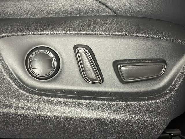 トヨタ カローラ クロス ハイブリッド Z 広島県 2024(令6)年 0.4万km プラチナホワイトパールマイカ 禁煙車/純正10.5型ディスプレイオーディオ/全周囲カメラ/シートヒーター/電動リアゲート/パーキングアシスト/レーダークルーズコントロール/ドラレコ/ＥＴＣ２．０/パワーシート/ブラインドスポットモニター/オートマチックハイビーム/エアバッグ(運転席/助手席/サイド/カーテン)/純正18インチアルミホイール(225/50/R18)