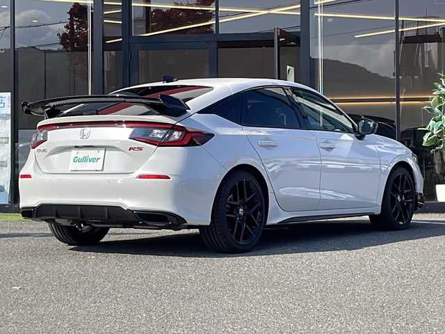 ホンダ シビック RS 大阪府 2025(令7)年 0.1千km プラチナホワイトパール OPフロントバンパーガーニッシュ/OPテールゲートスポイラー（ウイングタイプ）/ホンダセンシング/・衝突軽減ブレーキ/・近距離衝突軽減ブレーキ/・歩行者事故低減ステアリング/・路外逸脱抑制機能/・渋滞追従機能付アダプティブクルーズコントロール/・車線維持支援システム/・先行車発進お知らせ機能/・標識認識機能/・オートハイビーム/・アダプティブドライビングビーム/・パーキングセンサーシステム/・ブラインドスポットインフォメーション/・後退出庫サポート/BOSEプレミアムサウンドシステム/９型ホンダコネクトディスプレイ/【Bluetooth/USB/スマホ連携】/バックカメラ/ビルトインETC2.0/ワイヤレス充電/ハーフレザーシート/D/N席パワーシート/D/N席シートヒーター/オートライト/フルLEDヘッドランプ/18インチ純正AW/取説/保証書/スマートキー/スペアキー
