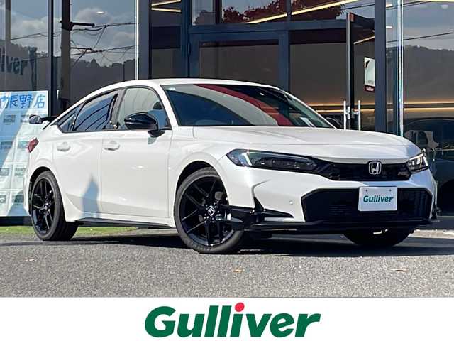 ホンダ シビック RS 大阪府 2025(令7)年 0.1千km プラチナホワイトパール OPフロントバンパーガーニッシュ/OPテールゲートスポイラー（ウイングタイプ）/ホンダセンシング/・衝突軽減ブレーキ/・近距離衝突軽減ブレーキ/・歩行者事故低減ステアリング/・路外逸脱抑制機能/・渋滞追従機能付アダプティブクルーズコントロール/・車線維持支援システム/・先行車発進お知らせ機能/・標識認識機能/・オートハイビーム/・アダプティブドライビングビーム/・パーキングセンサーシステム/・ブラインドスポットインフォメーション/・後退出庫サポート/BOSEプレミアムサウンドシステム/９型ホンダコネクトディスプレイ/【Bluetooth/USB/スマホ連携】/バックカメラ/ビルトインETC2.0/ワイヤレス充電/ハーフレザーシート/D/N席パワーシート/D/N席シートヒーター/オートライト/フルLEDヘッドランプ/18インチ純正AW/取説/保証書/スマートキー/スペアキー
