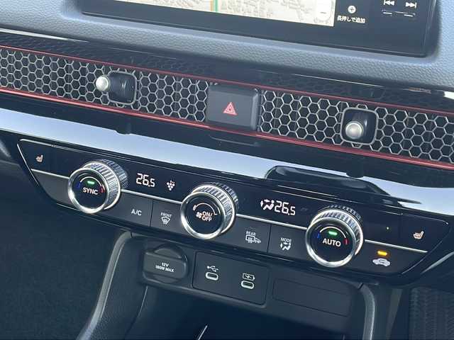 ホンダ シビック RS 大阪府 2025(令7)年 0.1千km プラチナホワイトパール OPフロントバンパーガーニッシュ/OPテールゲートスポイラー（ウイングタイプ）/ホンダセンシング/・衝突軽減ブレーキ/・近距離衝突軽減ブレーキ/・歩行者事故低減ステアリング/・路外逸脱抑制機能/・渋滞追従機能付アダプティブクルーズコントロール/・車線維持支援システム/・先行車発進お知らせ機能/・標識認識機能/・オートハイビーム/・アダプティブドライビングビーム/・パーキングセンサーシステム/・ブラインドスポットインフォメーション/・後退出庫サポート/BOSEプレミアムサウンドシステム/９型ホンダコネクトディスプレイ/【Bluetooth/USB/スマホ連携】/バックカメラ/ビルトインETC2.0/ワイヤレス充電/ハーフレザーシート/D/N席パワーシート/D/N席シートヒーター/オートライト/フルLEDヘッドランプ/18インチ純正AW/取説/保証書/スマートキー/スペアキー