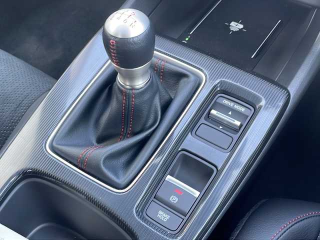 ホンダ シビック RS 大阪府 2025(令7)年 0.1千km プラチナホワイトパール OPフロントバンパーガーニッシュ/OPテールゲートスポイラー（ウイングタイプ）/ホンダセンシング/・衝突軽減ブレーキ/・近距離衝突軽減ブレーキ/・歩行者事故低減ステアリング/・路外逸脱抑制機能/・渋滞追従機能付アダプティブクルーズコントロール/・車線維持支援システム/・先行車発進お知らせ機能/・標識認識機能/・オートハイビーム/・アダプティブドライビングビーム/・パーキングセンサーシステム/・ブラインドスポットインフォメーション/・後退出庫サポート/BOSEプレミアムサウンドシステム/９型ホンダコネクトディスプレイ/【Bluetooth/USB/スマホ連携】/バックカメラ/ビルトインETC2.0/ワイヤレス充電/ハーフレザーシート/D/N席パワーシート/D/N席シートヒーター/オートライト/フルLEDヘッドランプ/18インチ純正AW/取説/保証書/スマートキー/スペアキー