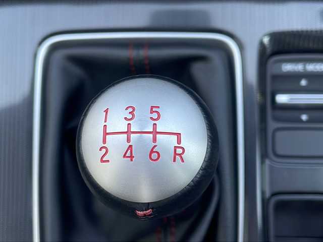 ホンダ シビック RS 大阪府 2025(令7)年 0.1千km プラチナホワイトパール OPフロントバンパーガーニッシュ/OPテールゲートスポイラー（ウイングタイプ）/ホンダセンシング/・衝突軽減ブレーキ/・近距離衝突軽減ブレーキ/・歩行者事故低減ステアリング/・路外逸脱抑制機能/・渋滞追従機能付アダプティブクルーズコントロール/・車線維持支援システム/・先行車発進お知らせ機能/・標識認識機能/・オートハイビーム/・アダプティブドライビングビーム/・パーキングセンサーシステム/・ブラインドスポットインフォメーション/・後退出庫サポート/BOSEプレミアムサウンドシステム/９型ホンダコネクトディスプレイ/【Bluetooth/USB/スマホ連携】/バックカメラ/ビルトインETC2.0/ワイヤレス充電/ハーフレザーシート/D/N席パワーシート/D/N席シートヒーター/オートライト/フルLEDヘッドランプ/18インチ純正AW/取説/保証書/スマートキー/スペアキー