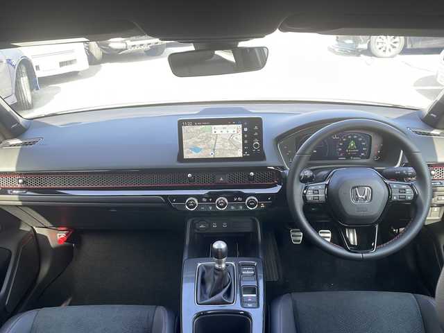 ホンダ シビック RS 大阪府 2025(令7)年 0.1千km プラチナホワイトパール OPフロントバンパーガーニッシュ/OPテールゲートスポイラー（ウイングタイプ）/ホンダセンシング/・衝突軽減ブレーキ/・近距離衝突軽減ブレーキ/・歩行者事故低減ステアリング/・路外逸脱抑制機能/・渋滞追従機能付アダプティブクルーズコントロール/・車線維持支援システム/・先行車発進お知らせ機能/・標識認識機能/・オートハイビーム/・アダプティブドライビングビーム/・パーキングセンサーシステム/・ブラインドスポットインフォメーション/・後退出庫サポート/BOSEプレミアムサウンドシステム/９型ホンダコネクトディスプレイ/【Bluetooth/USB/スマホ連携】/バックカメラ/ビルトインETC2.0/ワイヤレス充電/ハーフレザーシート/D/N席パワーシート/D/N席シートヒーター/オートライト/フルLEDヘッドランプ/18インチ純正AW/取説/保証書/スマートキー/スペアキー