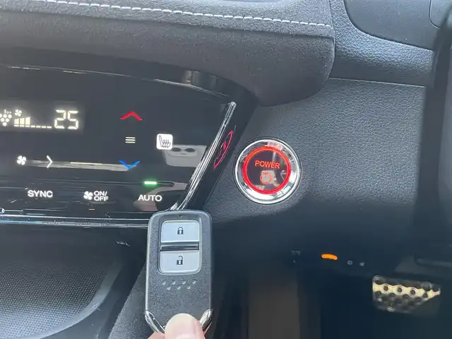 ホンダ ヴェゼル ハイブリッド RS ホンダセンシング 埼玉県 2021(令3)年 1.2万km クリスタルブラックパール /ワンオーナー//純正8型メモリナビ//フルセグTV//バックカメラ//CD/DVD/Bluetooth//アダプティブクルーズコントロール//ハーフレザーシート//前2席シートヒーター//ビルトインETC//スマートキーx2//LEDヘッドライト//LEDフォグ//CMBS衝突軽減ブレーキ//LKAS車線維持支援システム//W.サイド.カーテンエアバッグ//ABS//横滑り防止装置//前後ドライブレコーダー//パドルシフト//革巻きステアリング//ステアリングオーディオリモコン//オートライト//プライバシーガラス//ドアバイザー//純正18インチAW//新車時保証書//取扱説明書//ナビ取説