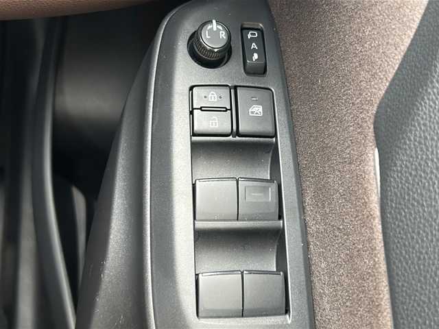 トヨタ ヤリスクロス ハイブリッド Z 三重県 2020(令2)年 2.9万km ホワイトパールクリスタルシャイン 禁煙/純正ナビ/AplleCarPlay/バックカメラ/純正ドライブレコーダー/ビルトインETC/BSM/シートヒーター/レーンキープアシスト/レーダークルーズコントロール/衝突被害軽減システム/標識認識システム/USB給電/純正18インチAW/スペアタイヤ