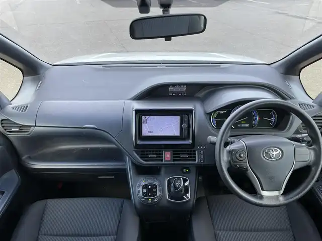 トヨタ ヴォクシー ハイブリッド X 道央・札幌 2014(平26)年 8.4万km ホワイトパールクリスタルシャイン ワンオーナー/純正ディーラーOPナビ/CD/DVD/BT/フルセグ/寒冷地仕様/純正フリップダウンモニター/横滑り防止装置/バックカメラ/ビルトインETC/EVMODE/ECOMODE/PWRMODE/片側パワースライドドア/ワイパーデアイサー/ステアリングリモコン/プッシュスタート/スマートキー/LEDヘッドライト/オートライト/電動格納ミラー/ウィンカーミラー/ドアバイザー/スペアキー/純正リモートスタート/純正AW付夏タイヤ積込/195/65/R15/2020年/4mm