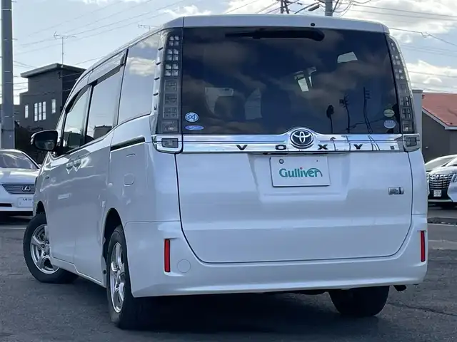 トヨタ ヴォクシー ハイブリッド X 道央・札幌 2014(平26)年 8.4万km ホワイトパールクリスタルシャイン ワンオーナー/純正ディーラーOPナビ/CD/DVD/BT/フルセグ/寒冷地仕様/純正フリップダウンモニター/横滑り防止装置/バックカメラ/ビルトインETC/EVMODE/ECOMODE/PWRMODE/片側パワースライドドア/ワイパーデアイサー/ステアリングリモコン/プッシュスタート/スマートキー/LEDヘッドライト/オートライト/電動格納ミラー/ウィンカーミラー/ドアバイザー/スペアキー/純正リモートスタート/純正AW付夏タイヤ積込/195/65/R15/2020年/4mm