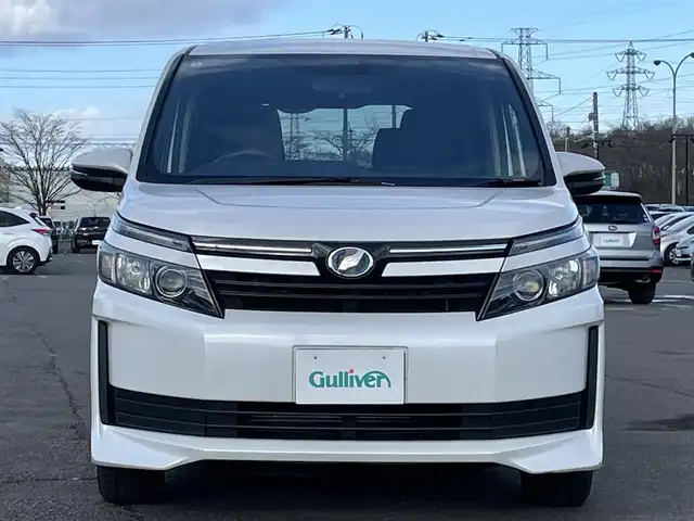 トヨタ ヴォクシー ハイブリッド X 道央・札幌 2014(平26)年 8.4万km ホワイトパールクリスタルシャイン ワンオーナー/純正ディーラーOPナビ/CD/DVD/BT/フルセグ/寒冷地仕様/純正フリップダウンモニター/横滑り防止装置/バックカメラ/ビルトインETC/EVMODE/ECOMODE/PWRMODE/片側パワースライドドア/ワイパーデアイサー/ステアリングリモコン/プッシュスタート/スマートキー/LEDヘッドライト/オートライト/電動格納ミラー/ウィンカーミラー/ドアバイザー/スペアキー/純正リモートスタート/純正AW付夏タイヤ積込/195/65/R15/2020年/4mm