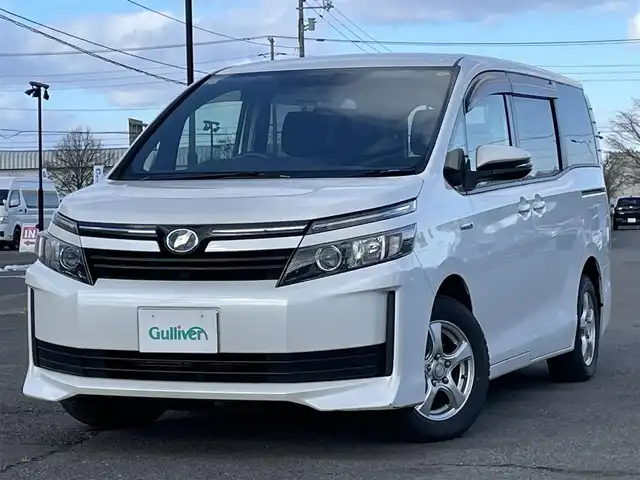 トヨタ ヴォクシー ハイブリッド X 道央・札幌 2014(平26)年 8.4万km ホワイトパールクリスタルシャイン ワンオーナー/純正ディーラーOPナビ/CD/DVD/BT/フルセグ/寒冷地仕様/純正フリップダウンモニター/横滑り防止装置/バックカメラ/ビルトインETC/EVMODE/ECOMODE/PWRMODE/片側パワースライドドア/ワイパーデアイサー/ステアリングリモコン/プッシュスタート/スマートキー/LEDヘッドライト/オートライト/電動格納ミラー/ウィンカーミラー/ドアバイザー/スペアキー/純正リモートスタート/純正AW付夏タイヤ積込/195/65/R15/2020年/4mm