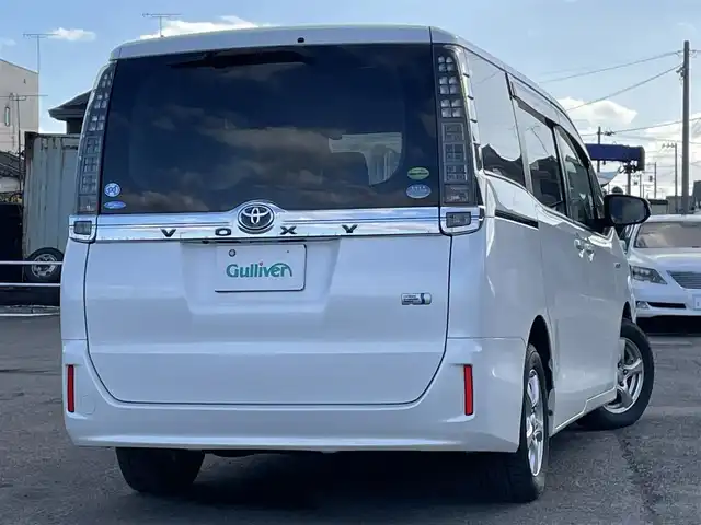 トヨタ ヴォクシー ハイブリッド X 道央・札幌 2014(平26)年 8.4万km ホワイトパールクリスタルシャイン ワンオーナー/純正ディーラーOPナビ/CD/DVD/BT/フルセグ/寒冷地仕様/純正フリップダウンモニター/横滑り防止装置/バックカメラ/ビルトインETC/EVMODE/ECOMODE/PWRMODE/片側パワースライドドア/ワイパーデアイサー/ステアリングリモコン/プッシュスタート/スマートキー/LEDヘッドライト/オートライト/電動格納ミラー/ウィンカーミラー/ドアバイザー/スペアキー/純正リモートスタート/純正AW付夏タイヤ積込/195/65/R15/2020年/4mm