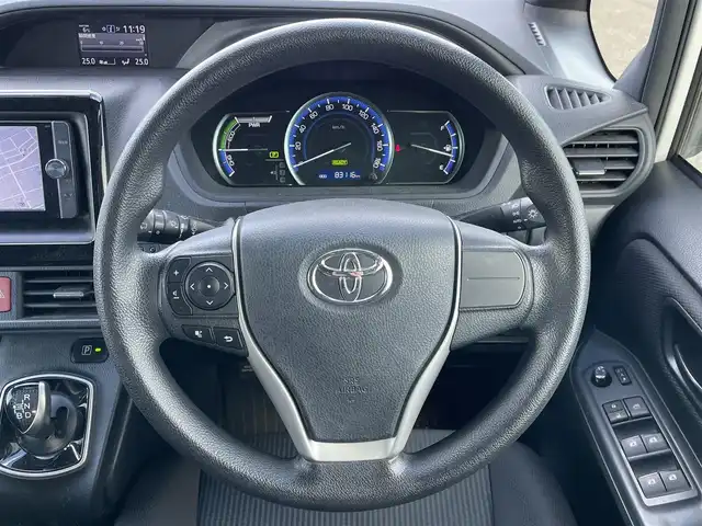 トヨタ ヴォクシー ハイブリッド X 道央・札幌 2014(平26)年 8.4万km ホワイトパールクリスタルシャイン ワンオーナー/純正ディーラーOPナビ/CD/DVD/BT/フルセグ/寒冷地仕様/純正フリップダウンモニター/横滑り防止装置/バックカメラ/ビルトインETC/EVMODE/ECOMODE/PWRMODE/片側パワースライドドア/ワイパーデアイサー/ステアリングリモコン/プッシュスタート/スマートキー/LEDヘッドライト/オートライト/電動格納ミラー/ウィンカーミラー/ドアバイザー/スペアキー/純正リモートスタート/純正AW付夏タイヤ積込/195/65/R15/2020年/4mm