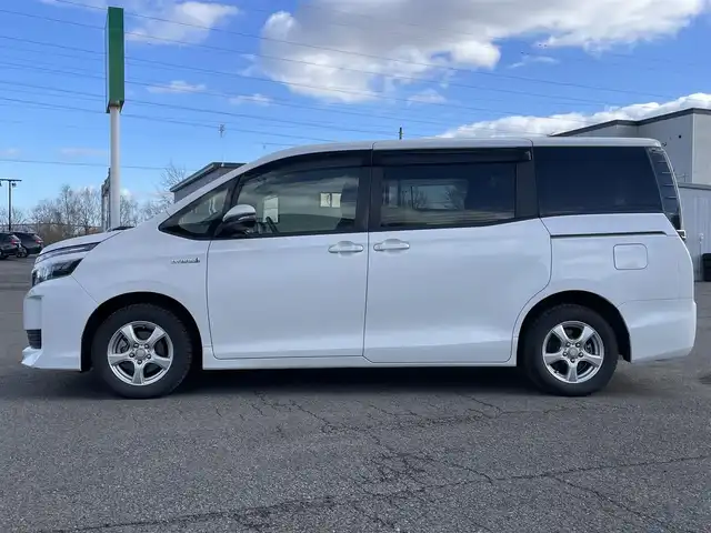 トヨタ ヴォクシー ハイブリッド X 道央・札幌 2014(平26)年 8.4万km ホワイトパールクリスタルシャイン ワンオーナー/純正ディーラーOPナビ/CD/DVD/BT/フルセグ/寒冷地仕様/純正フリップダウンモニター/横滑り防止装置/バックカメラ/ビルトインETC/EVMODE/ECOMODE/PWRMODE/片側パワースライドドア/ワイパーデアイサー/ステアリングリモコン/プッシュスタート/スマートキー/LEDヘッドライト/オートライト/電動格納ミラー/ウィンカーミラー/ドアバイザー/スペアキー/純正リモートスタート/純正AW付夏タイヤ積込/195/65/R15/2020年/4mm