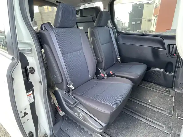 トヨタ ヴォクシー ハイブリッド X 道央・札幌 2014(平26)年 8.4万km ホワイトパールクリスタルシャイン ワンオーナー/純正ディーラーOPナビ/CD/DVD/BT/フルセグ/寒冷地仕様/純正フリップダウンモニター/横滑り防止装置/バックカメラ/ビルトインETC/EVMODE/ECOMODE/PWRMODE/片側パワースライドドア/ワイパーデアイサー/ステアリングリモコン/プッシュスタート/スマートキー/LEDヘッドライト/オートライト/電動格納ミラー/ウィンカーミラー/ドアバイザー/スペアキー/純正リモートスタート/純正AW付夏タイヤ積込/195/65/R15/2020年/4mm