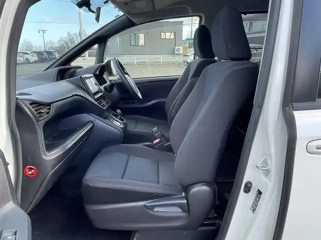 トヨタ ヴォクシー ハイブリッド X 道央・札幌 2014(平26)年 8.4万km ホワイトパールクリスタルシャイン ワンオーナー/純正ディーラーOPナビ/CD/DVD/BT/フルセグ/寒冷地仕様/純正フリップダウンモニター/横滑り防止装置/バックカメラ/ビルトインETC/EVMODE/ECOMODE/PWRMODE/片側パワースライドドア/ワイパーデアイサー/ステアリングリモコン/プッシュスタート/スマートキー/LEDヘッドライト/オートライト/電動格納ミラー/ウィンカーミラー/ドアバイザー/スペアキー/純正リモートスタート/純正AW付夏タイヤ積込/195/65/R15/2020年/4mm