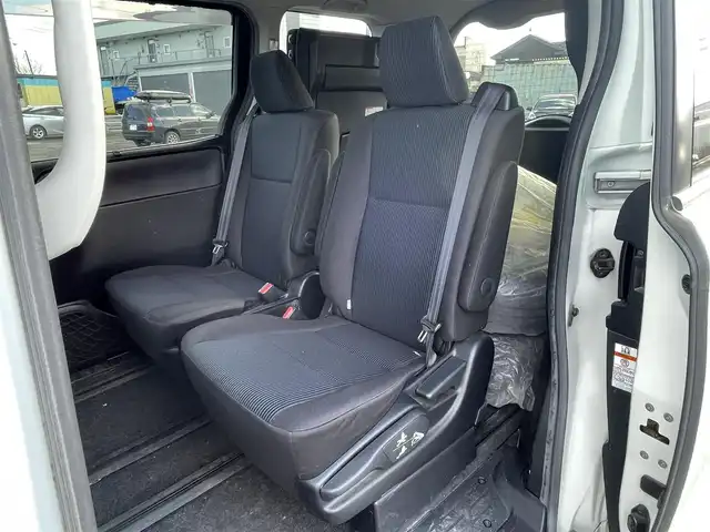 トヨタ ヴォクシー ハイブリッド X 道央・札幌 2014(平26)年 8.4万km ホワイトパールクリスタルシャイン ワンオーナー/純正ディーラーOPナビ/CD/DVD/BT/フルセグ/寒冷地仕様/純正フリップダウンモニター/横滑り防止装置/バックカメラ/ビルトインETC/EVMODE/ECOMODE/PWRMODE/片側パワースライドドア/ワイパーデアイサー/ステアリングリモコン/プッシュスタート/スマートキー/LEDヘッドライト/オートライト/電動格納ミラー/ウィンカーミラー/ドアバイザー/スペアキー/純正リモートスタート/純正AW付夏タイヤ積込/195/65/R15/2020年/4mm