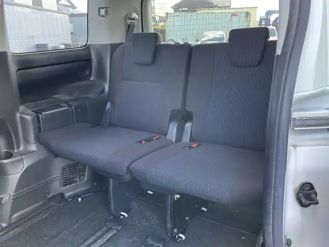 トヨタ ヴォクシー ハイブリッド X 道央・札幌 2014(平26)年 8.4万km ホワイトパールクリスタルシャイン ワンオーナー/純正ディーラーOPナビ/CD/DVD/BT/フルセグ/寒冷地仕様/純正フリップダウンモニター/横滑り防止装置/バックカメラ/ビルトインETC/EVMODE/ECOMODE/PWRMODE/片側パワースライドドア/ワイパーデアイサー/ステアリングリモコン/プッシュスタート/スマートキー/LEDヘッドライト/オートライト/電動格納ミラー/ウィンカーミラー/ドアバイザー/スペアキー/純正リモートスタート/純正AW付夏タイヤ積込/195/65/R15/2020年/4mm