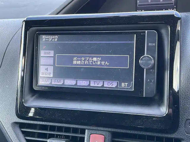 トヨタ ヴォクシー ハイブリッド X 道央・札幌 2014(平26)年 8.4万km ホワイトパールクリスタルシャイン ワンオーナー/純正ディーラーOPナビ/CD/DVD/BT/フルセグ/寒冷地仕様/純正フリップダウンモニター/横滑り防止装置/バックカメラ/ビルトインETC/EVMODE/ECOMODE/PWRMODE/片側パワースライドドア/ワイパーデアイサー/ステアリングリモコン/プッシュスタート/スマートキー/LEDヘッドライト/オートライト/電動格納ミラー/ウィンカーミラー/ドアバイザー/スペアキー/純正リモートスタート/純正AW付夏タイヤ積込/195/65/R15/2020年/4mm